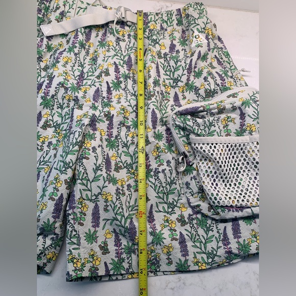 NWOT NIKE ACG Snowgrass Cream Floral Men's Cargo Shorts Size M - Picture 13 of 16
